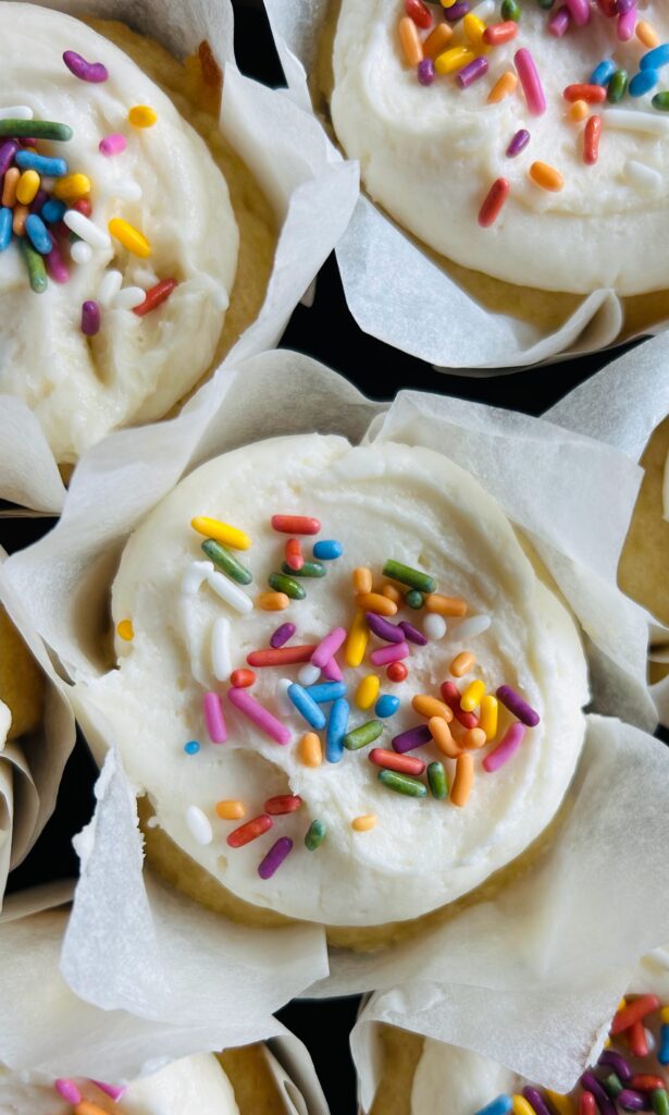 Pinterest pin for easy vanilla cupcakes.